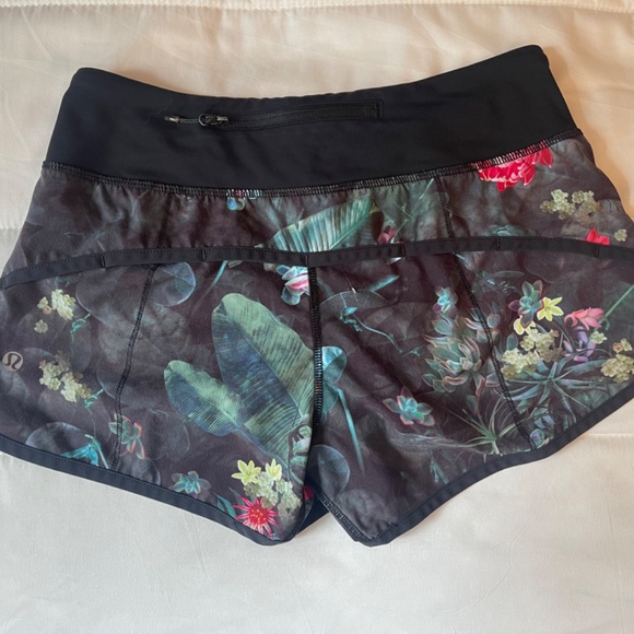 Lululemon speed up shorts 2.5 inch, size 2 - Picture 2 of 6